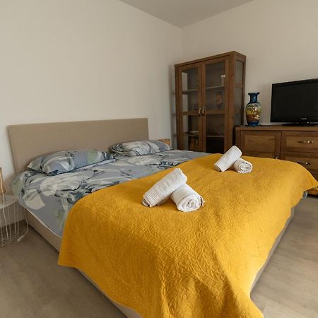 Two-Bedroom Apartment Rea In Ровинь Экстерьер фото