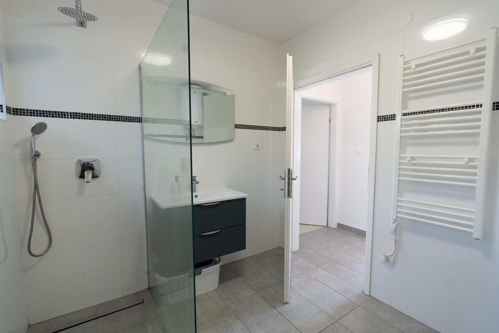 Two-Bedroom Apartment Rea In Ровинь Экстерьер фото